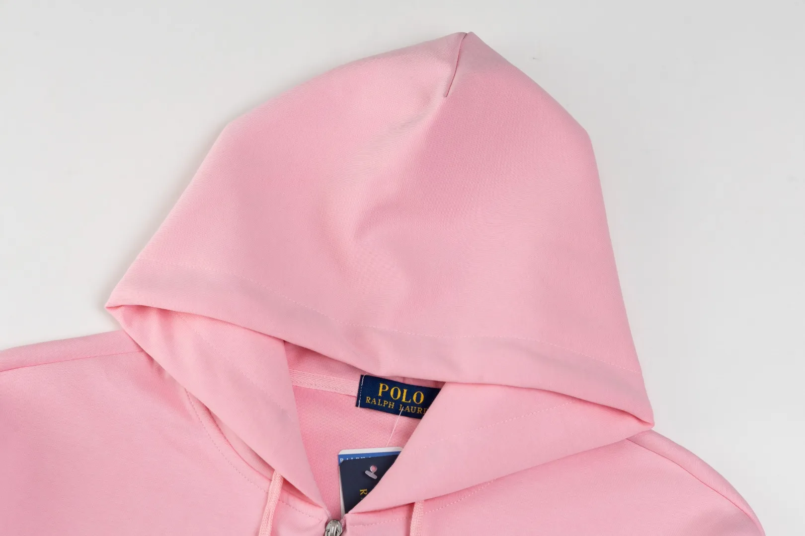 P236 #R95 Ralph Lauren/Ralph Lauren Twelve Color Pony🐎 Embroidered zipper cardigan jacket hooded sweatshirt This hooded sweatshirt is decorated with a simple style that represents Ralph Lauren. It is paired with a pony embroidery pattern, which is three-dimensional and full! The solid color fabric paired with exquisite embroidery instantly sets it off! Hooded sports design, loose and casual fit! The overall texture is very strong! Through the pictures, we can feel the thickness and texture of custom-woven and dyed threads. The workmanship is exquisite. They are shipped from major foreign trade factories. They are all made by masters with many years of experience. Everything is of high standards and requirements! Simple and versatile style ~ super delicate and soft, close to the body without being tied, all fabrics and accessories are original custom-made and of high quality! Perfectly reflects the brand’s sense of superiority! Standard cut, comfortable stretch, unrestricted movement! Highly practical, high-end and classy! Versatile style ~ can be paired with jeans or jogging pants. Ideal for transitioning from your morning commute to weekend events!  Color: Black with red label Black with white label Khaki Navy blue with red label Navy blue with white label White Light gray Dark gray Burgundy Army green Light blue Pink Size: S M L